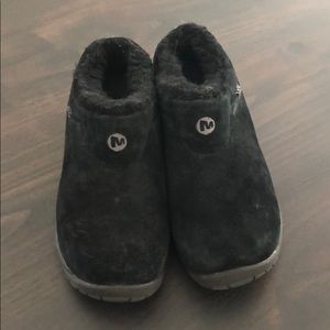 Black Merrell fuzzy clogs size 8